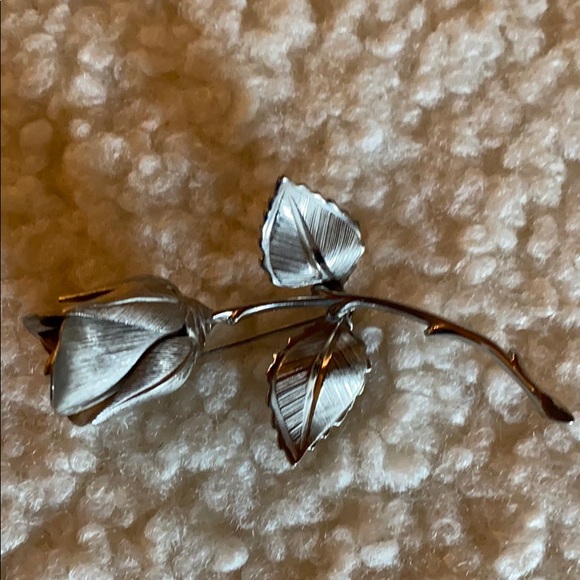 Vintage Giovanni silver tone rosebud flower brooch - Picture 3 of 9